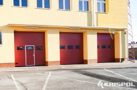 Industrie-Sektionaltor von Krispol mit Fenster in Dunkelrot