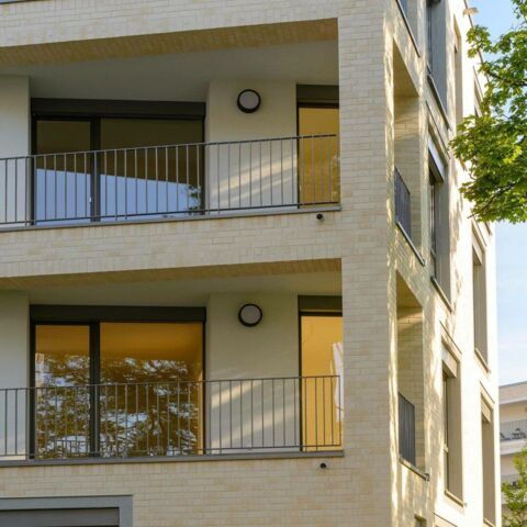 Bodentiefe Fenster Balkon Mehrfamilienhaus anthrazit