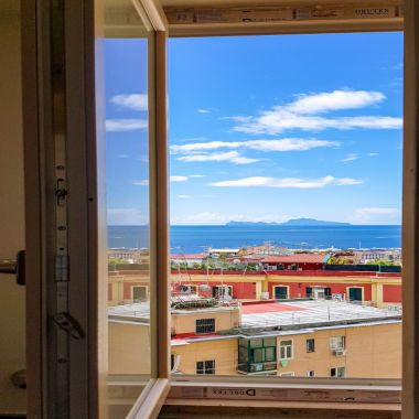 Fenster mit Meeresaussicht für den mediterranen Wohnstil