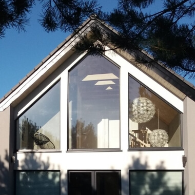 Giebelfenster mit Spitzbogen-Trapez in Festverglasung