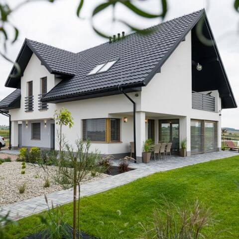 Eckfenster und Terrasse im modernen Landhausstil