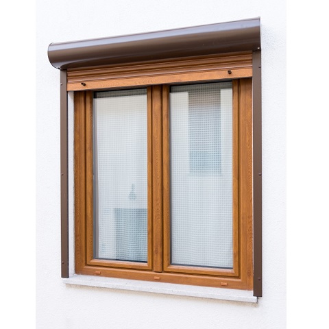 Fenster mit braunen Vorbaurollladen